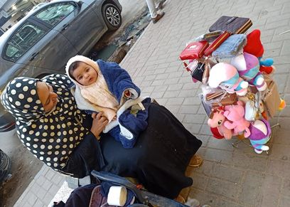 أمينة تكسب رزقها من البيع