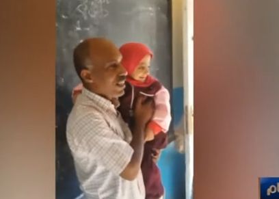 المعلم وهو يحمل التلميذة حسناء