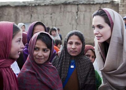 مواقف إنسانية لأنجيلنا جولي