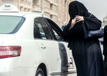 عصابة نسائية تستدرج طفلة لسرقتها