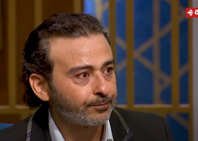 الفنان أحمد عزمي باكيًا