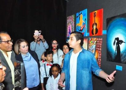 عمر يجسد معاناة