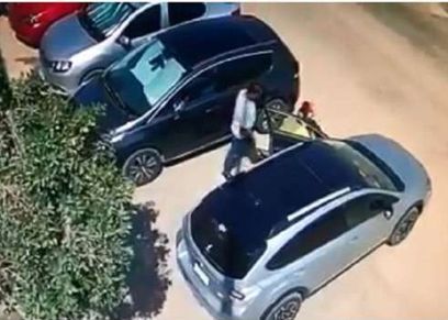 صورة من الفيديو المتداول للجاني والأطفال