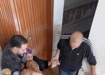 انتشال عجوز في مدينة درنة