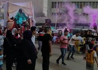 العروسان أثناء حفل الزفاف في بولاق الدكرور