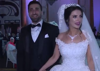 عروسان يختارن موسيقى لريال مدريد اثناء تقطيع التورتة