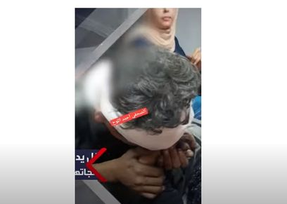 طفل يقب يد والدته