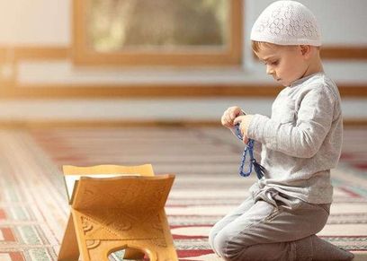 طفل يؤم بوالدته الصلاة
