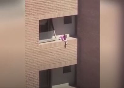 بالفيديو| على حافة الموت.. فتاة تلهو على الشرفة