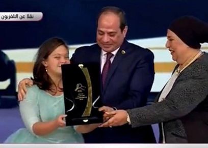 لحظة تكريم الرئيس لخالة السباحة فريدة