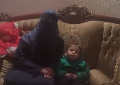 الطفل ريان مع والدته