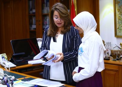 والي تستقبل الفتاه دنيا التي رشحتها مؤسسة بلان لتشارك و تعايش تجربة وزيرة التضامن الاجتماعي