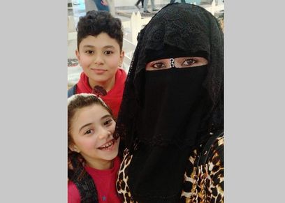 الأم سما الفخراني ونجلها «جاسر» وابنتها «أيتن»