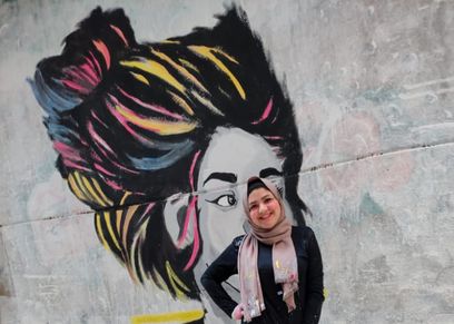 نور  تحول شارعها  إلى لوحة فنية
