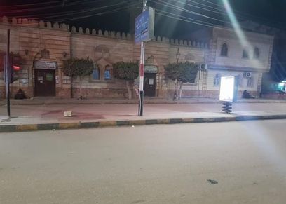 «أم أحمد» على الرصيف تبيع المناديل
