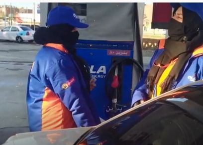 فتيات يعملن في بنزينه بمطروح