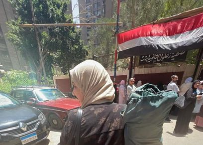أم تخطف الأنظار في انتظار ابنتها خلال امتحانات الثانوية العامة