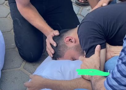 شاب  ودع زوجته