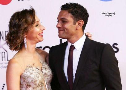 آسر ياسين وزوجته