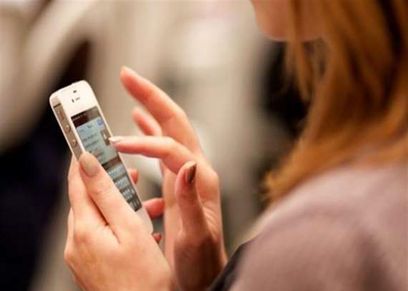 الإفتاء تحذر من التفتيش في هاتف الزوج