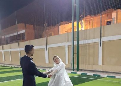 فوتو سيشن زفاف في ملعب خماسي
