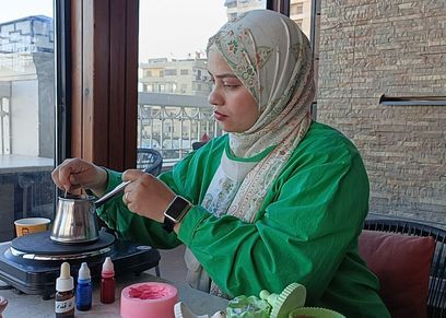 مشروع تصنيع الشموع بأيدي إيمان