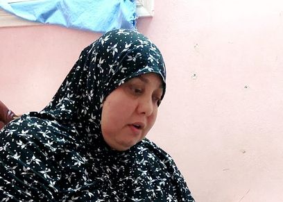 «حنان» تجلس على سريرها