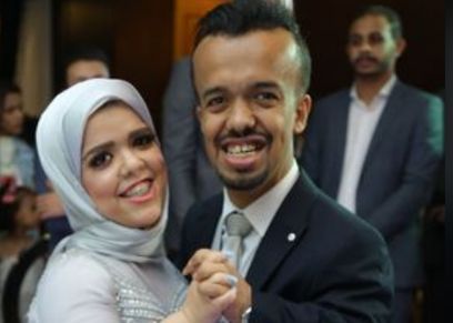 عروسان من قصار القامة