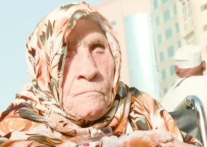 مسنة مغربية أثناء أداء مناسك الحج
