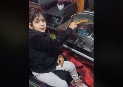 «لوجين» الشيف الطفلة على الكرسي المتحرك