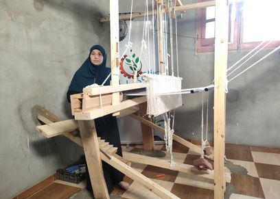 أميرة محمود والنول اليدوي في بيتها