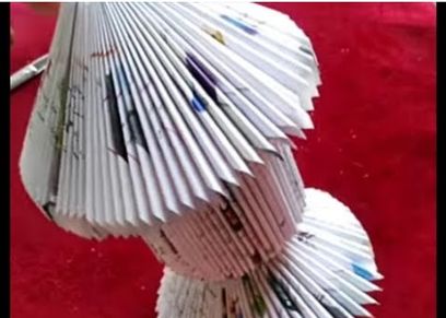 طريقة عمل زينة رمضان بورق الكتب- تعبيرية