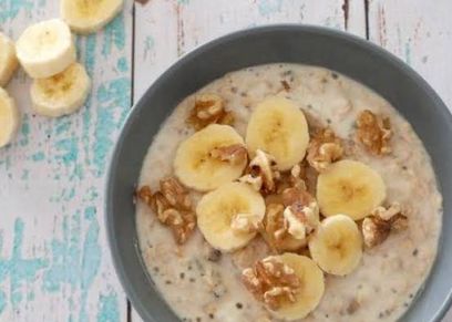 طبق سلطة الموز بالشوفان والمكسرات