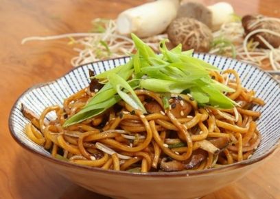 طريقة عمل النودلز الآسيوية