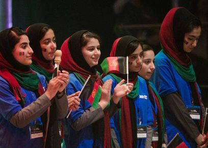 السلطات الأفغانية تعدل عن قرار يمنع الطالبات فوق الـ12 عاما من الغناء