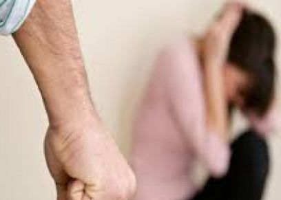 رجل يعتدي على زوجته ويهددها بسلاح ناري.. مبررا ذلك بـ