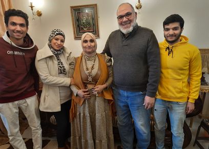 سيدة وأسرتها