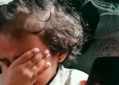 طفلة يمنية تبكي على عصافيرها