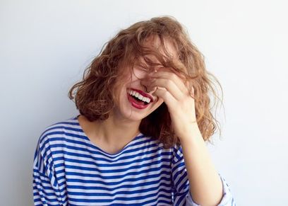 سيدة  تعيش لحظات مؤلمة بسبب الضحك