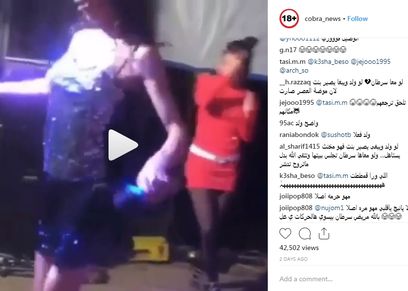 موقف محرج لفتاه ترقص في فرح.. طار سيليكون صدرها