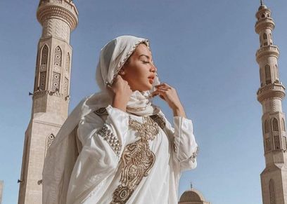 جلسة تصوير الراقصة جوهرة بساحة مسجد الميناء بالغردقة