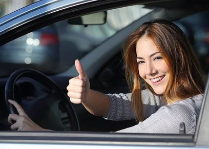 صورة أرشيفية لسيدة تقود سيارة