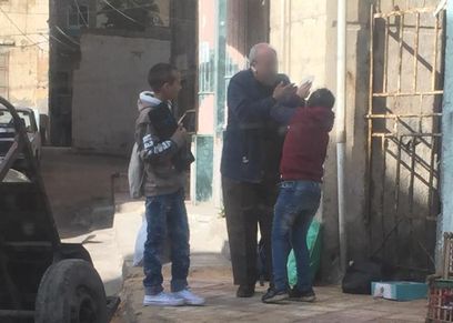 أم الطفل المعتدى عليه من صاحب محل عصافير: مش هسيب حق ابني