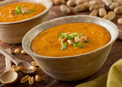 طبق شوربة عدس بالسجق
