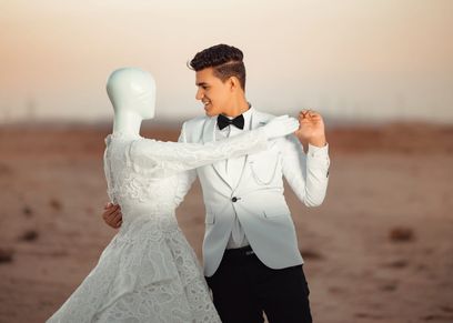 شاب مع عروسة مانيكان