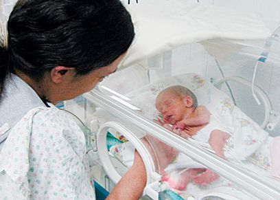 صورة تعبيرية لأم وطفلها