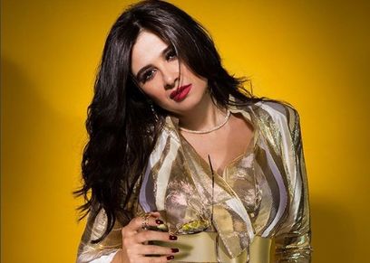 ياسمين عبد العزيز تنشر صورة لها بصحبة زوجها وهو يقبلها