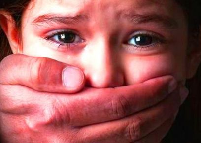 أب يغتصب ابنته طوال 18 شهرا.. وزوجته تشترك في الجريمة