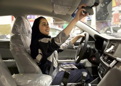 بعد اصدار رخص القيادة.. فتاة تتجول داخل جامعة