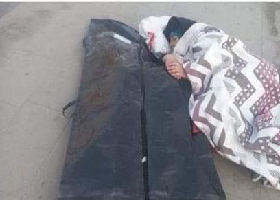 سيدة سورية تنام بجانب جثة ابنها